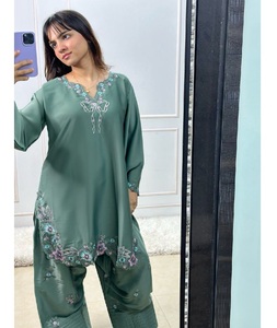 ชุดส่าหรีอินเดียแบบดั้งเดิม ผ้าเครปธรรมชาติรุ่นล่าสุด ประดับด้วยดิ้นและเลื่อม เหมาะสำหรับงานเทศกาล งานปาร์ตี้ และงานแต่งงานสำหรับผู้หญิง - Product Image 1