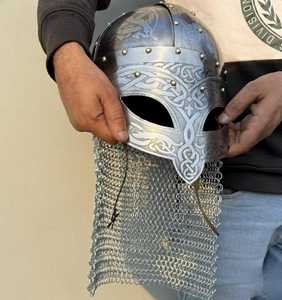 Casque Viking Médiéval avec Aventail en Maille Gravée, Armure Nordique en Acier pour Reconstitutions Historiques, Halloween et Expositions - Product Image 6