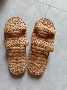 Chaussures de plage écologiques en jacinthe d'eau tressée à la main, prix compétitif, matériau naturel, pour l'exportation - Product Image 3