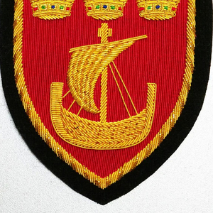 Insignia de Escudo Bordada Personalizada, Diseño de Barco Rojo y Dorado, Aplique de Tela Cosido, Decoración de Prendas de Estilo Clásico - Product Image 1