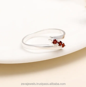 Bague Grenat Rouge Minimaliste Trois Pierre Dainty Anneau Wrap Style Designer Bague En Argent Bijoux - Product Image 3