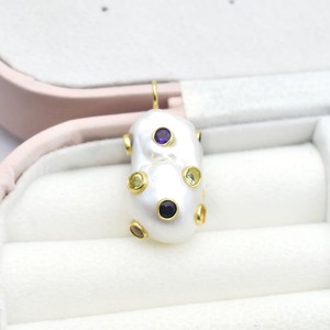 Collier pendentif en perles plaqué or avec pierres précieuses colorées serties en clos, style mignon, unisexe, à porter au quotidien - Product Image 3