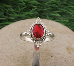 แหวนเงินแท้ 925 ประดับพลอยโกเมนสีแดง ดีไซน์เรียบหรู สำหรับผู้หญิง แหวนแต่งงานคลาสสิก พลอยธรรมชาติ ของขวัญประจำเดือนมกราคม - Product Image 2