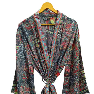Kimono de Lujo con Parches de Seda, Túnica Larga para Dormir o como Cubre Bikini, Kimono Hecho a Mano con Sari de Seda Reciclada Vintage de la India - Product Image 1