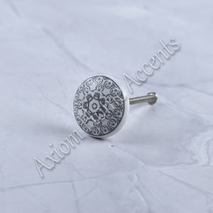 Boutons en céramique fabriqués à la main avec finition brillante pour améliorer les poignées d'armoire par Axiom Home Accents - Product Image 5