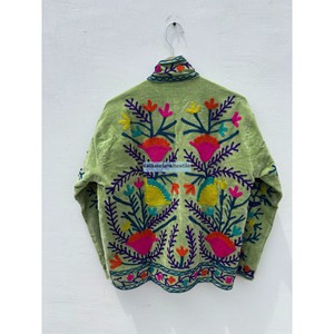 Veste en velours Suzani multi-brodée, faite à la main, courte, unisexe, avec deux poches latérales, style printemps - Product Image 3