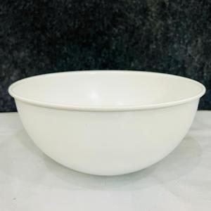Bol de service en métal durable et léger de 12 pouces, respectueux de l'environnement, avec finition en céramique blanche mate, design bohème pour le service des aliments - Product Image 4