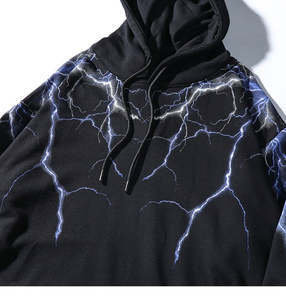 Sudadera con Capucha Negra para Hombre con Estampado de Rayos, Estilo Casual, Tejida en Poliéster, para Otoño - Product Image 4
