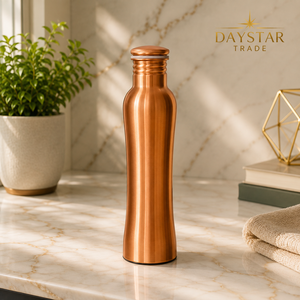 Bouteille d'eau en cuivre de qualité supérieure avec un design élégant et un bouchon à vis pour un usage quotidien - Product Image 1