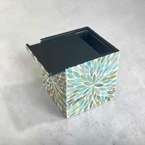 Caja de pañuelos decorativa moderna hecha a mano con diseño floral pulido e incrustaciones de nácar para uso en el hogar y la oficina - Product Image 3