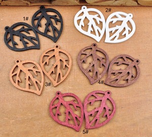 Ornements en bois découpés en forme de feuille, boucles d'oreilles aux couleurs naturelles rouge, noir et blanc pour la décoration de la maison - Product Image 2