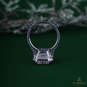 Anillo de Compromiso de Diamante Cultivado en Laboratorio con Corte Esmeralda de 5.53CT, Anillo de Boda con Halo Pavé para Mujer - Product Image 6