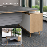 Bureau de direction moderne en forme de L avec plateau aspect pierre, pieds en bois inclinés et rangement latéral pour usage commercial
