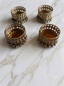 Juego de 4 piezas de copas votivas de latón antiguo de primera calidad con filigrana calada, campanas colgantes Ghungroo con incrustaciones de diamantes de imitación y portavelas de mesa para velas de té Diya - Product Image 3