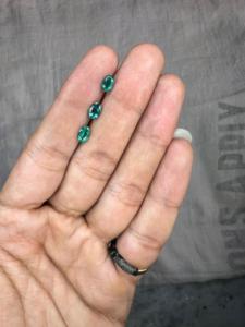 Lot de 3 pierres précieuses vertes naturelles de 1,45 ct, taille ovale, assorties, pour la fabrication de bijoux fins, vente en gros de pierres précieuses - Product Image 1