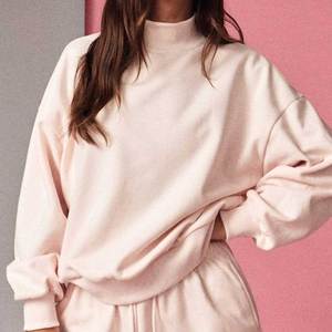 เสื้อสเวตเชิ้ตคอเต่าแบบกลับด้านได้สำหรับผู้หญิง รุ่น OEM ใหม่ ทรงโอเวอร์ไซส์ บุขนเฟลซ ใส่ได้ในฤดูใบไม้ร่วง สีพื้น ไหล่ตก แขนยาว - Product Image 3