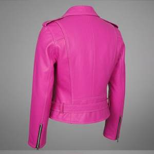 แจ็คเก็ตผู้หญิงสีชมพูพิมพ์โลโก้ RTS รุ่นใหม่ล่าสุด แจ็คเก็ตวินเทจ แจ็คเก็ตหนังแท้ทรงบอมเบอร์คลาสสิคสำหรับฤดูหนาว สไตล์สตรีทแวร์ - Product Image 4