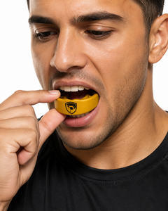 Protector Bucal de Goma Amarillo DUMELA INTERNATIONAL con Logotipo Shield, Equipo de Protección de Boxeo Unisex para Adultos, Ajuste Personalizado - Product Image 4