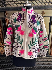 Chaqueta de Terciopelo Bordada a Mano con Diseño Moderno y Textiles Tradicionales, Estilo Boho Chic, Chaqueta Suzani Floral, Blazer Distintivo - Product Image 2
