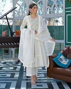 Salwar Kameez de Algodón Blanco con Dupatta Bordada, Conjunto Informal Tradicional Indio Pakistaní para Mujer - Product Image 1