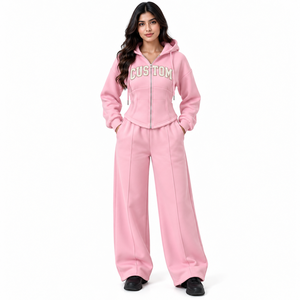 Conjunto de dos piezas de chándal de felpa gruesa con logotipo personalizado para mujer: Sudadera con capucha rosa con cremallera y pantalones de chándal de pierna ancha, ideal para uso casual o jogging. - Product Image 1