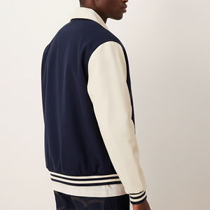 Blouson universitaire homme bleu marine et beige, style preppy, col rabattu, logo brodé sur le devant, simple boutonnage, coupe droite, idéal pour l'automne - Product Image 2