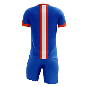 Tenue de football conçue pour les joueurs, avec tissu respirant, coupe flexible et contrôle de l'humidité, adaptée aux équipes scolaires, aux ligues de clubs. - Product Image 3