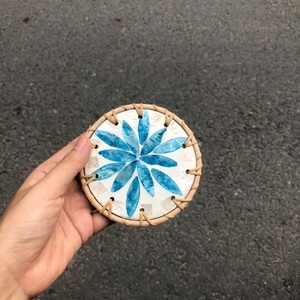 Plato Decorativo Circular de Bambú Hecho a Mano con Diseño Floral, Artesanía Coleccionable de Mimbre - Product Image 3