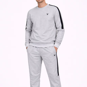 Conjunto Deportivo Premium para Hombre, Sudadera y Pantalones Deportivos Gris Claro, Tejido de Mezcla de Algodón Suave y Transpirable para una Comodidad Superior Durante Todo el Día - Product Image 1