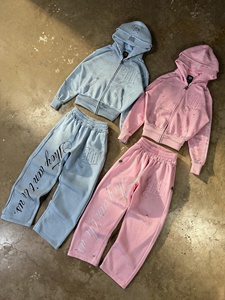 Ensemble survêtement unisexe personnalisé avec sweat à capuche double superposé effet vieilli et pantalon de survêtement large à imprimé en relief - Product Image 1