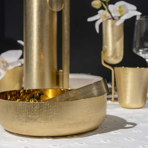 Tazón de servicio de latón puro hecho a mano para mesa de cena tradicional, uso de decoración del hogar elegante y real - Product Image 1