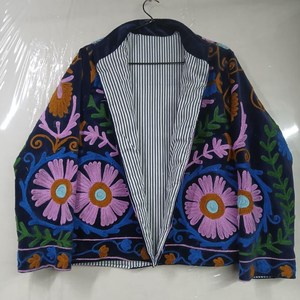เสื้อแจ็คเก็ตผ้าฝ้ายสไตล์โบโฮซูซานีสำหรับผู้หญิง ตกแต่งด้วยลายปักดอกไม้และเถาวัลย์หลากสีสัน สีน้ำเงินกรมท่า งานแฮนด์เมด เหมาะสำหรับสวมใส่ลำลองอย่างลงตัว - Product Image 3