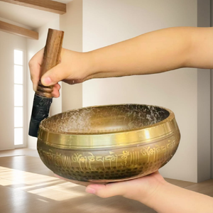 Cuenco tibetano de latón pintado a mano con un vibrante centro de Buda de la Medicina, disponible a precios de mayorista. - Product Image 3