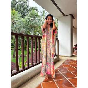 Robe longue kaftan tie-dye pour femme, coupe ample et oversize, taille naturelle, lavable, écologique, idéale pour les vacances à la plage et les stations balnéaires. - Product Image 3