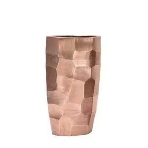 Vases à fleurs en métal design pour une présentation élégante des fleurs dans l'espace de vie - Product Image 5