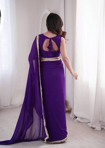 Sari prêt-à-porter de qualité supérieure pour grandes occasions, avec travail de sequins miroir et chemisier cousu, style indien richement orné. - Product Image 6