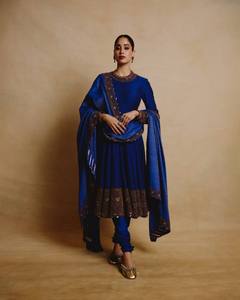 ชุดเดรส Anarkali สีน้ำเงินพร้อมผ้าคลุมไหล่ ปักลายดอกไม้ ชุดอินเดีย-ปากีสถาน สำหรับงานแต่งงานและงานเลี้ยงสำหรับผู้หญิง - Product Image 1