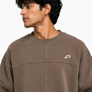 Ensemble survêtement homme 2 pièces taupe coupe ample avec sweat-shirt col rond oversize et détails de coutures contrastantes, logo personnalisé, style streetwear décontracté - Product Image 3