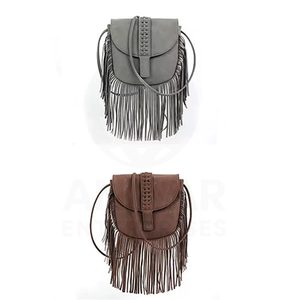Sac bandoulière en cuir véritable imprimé gaufré avec fermeture tressée, disponible en noir, gris et marron - Product Image 3