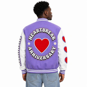 เสื้อแจ็คเก็ตวาร์ซิตี้สีม่วง แขนเสื้อสีขาว ดีไซน์ปักลาย Heartbreak Anniversary พร้อมตัวอักษรปัก สไตล์ Preppy เสื้อโค้ทผู้ชาย - Product Image 4