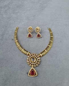 Ensemble Collier et Boucles d'Oreilles en Saphir Taille Poire à Motif Floral AD de Qualité Supérieure, Bijoux de Mariage de Créateur Haut de Gamme, Vente en Gros - Product Image 2