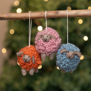 Ornement de Noël en feutre fait main en forme de mouton, diffuseur d'huiles essentielles en laine, figurine animale en feutre, vente en gros - Product Image 1
