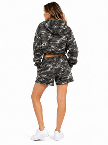 Survêtement tendance gris camouflage pour femme, avec sweat à capuche personnalisé à cordon de serrage, short court camouflage zippé et veste décontractée zippée en polaire épaisse - Product Image 2