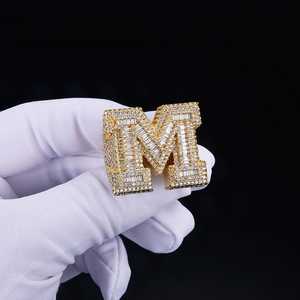Anillo con Letra M Grande, Estilo Iced Out, con Diamantes Moissanite VVS en Corte Baguette, Anillo de Sello con Inicial, Unisex, Joyería Hip Hop - Product Image 1