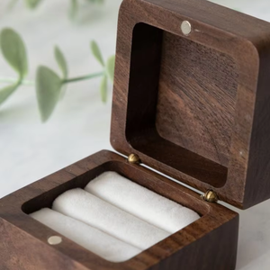 Boîte à alliances minimaliste en bois avec finition naturelle mate, spéciale mariage, pour échange des alliances des mariés à bas prix - Product Image 1