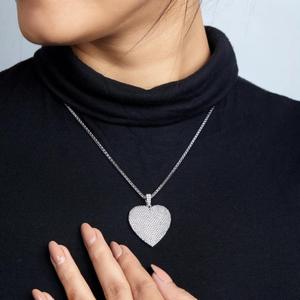 Colgante de Corazón en Plata de Ley con Incrustaciones de Piedras Detalladas y Estilo Elegante - Product Image 1