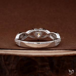 Anillo de Diamante Cultivado en Laboratorio con Corte Corazón de 0.5CT, Banda Cruzada con Pavé, Certificado IGI, Oro Blanco de 10K, Anillo de Novia - Product Image 3