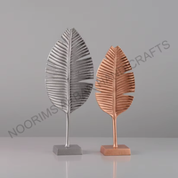 Sculptures en métal en forme de plumes, lot de 2, argent et or rose, statues de plumes texturées avec accents de feuilles sur socle carré, décoration de table