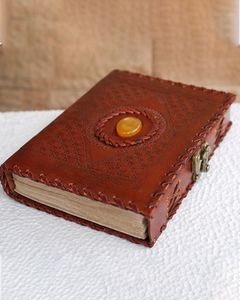 Carnet en cuir véritable fait main avec accent en pierre d'ambre, bordure tressée et fermoir en laiton pour journalisation et croquis - Product Image 5