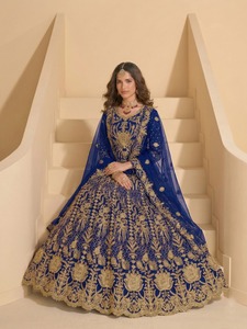 Vestido de diseñador con diseño de mariposa, bordado elaborado y pedrería, para festivales, bodas y fiestas. - Product Image 6